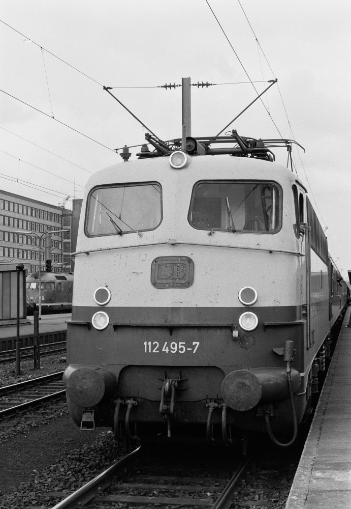 http://images.bahnstaben.de/HiFo/00019_Lokwechsel - Braunschweig Hbf am 4.6.1976/3434303338306538.jpg
